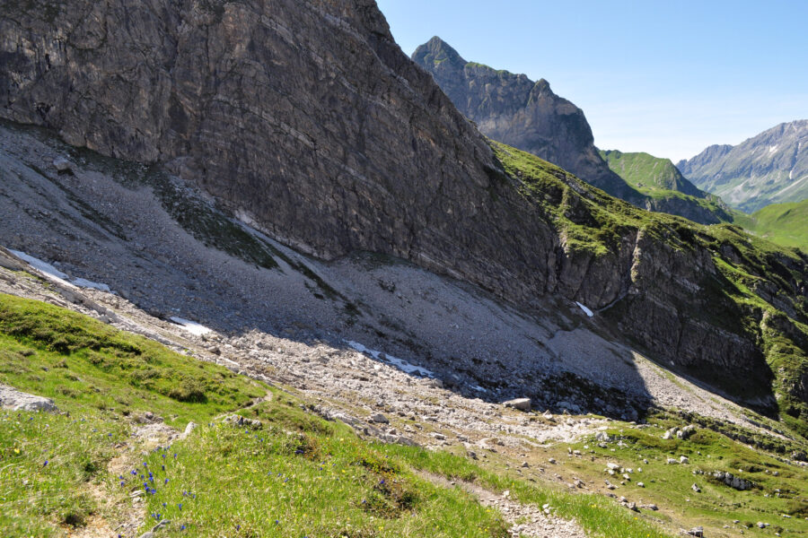 Durch dieses Felsband steigt man von der Alpschellenalpe zum Gamsboden. Foto: Norman und Lisa