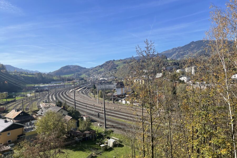 Blick auf den Bahnhof Schwarzach St.Veit, Foto: Eva Maria Ginal
