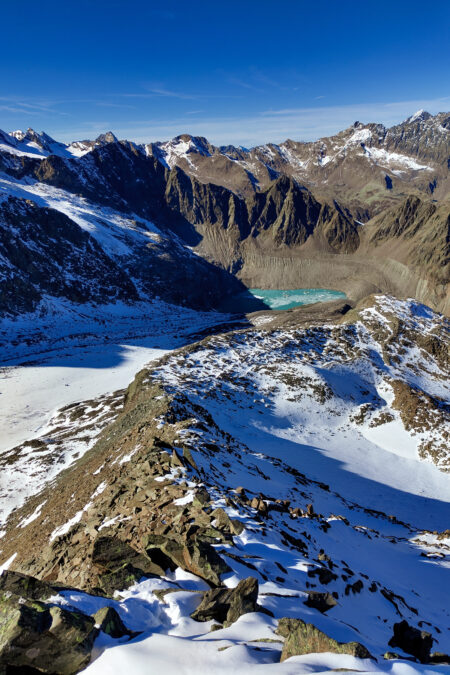 Blick zurück auf das von Gletscherschliff geprägte Hochplateau und die Blaue Lacke; Am Ostgrat des Aperen Freiger, im Hintergrund der Sulzenausee; Foto: Simon Widy