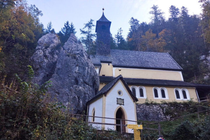 Die Wallfahrtskirche und der gespaltene Fels 2. Foto: Nikolaus Vogl