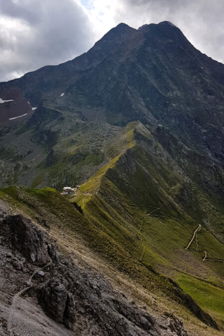 Von der Kalkwand aus hat man ebenfalls die Innsbrucker Hütte im Blick, den Habicht sieht man auch schon gut. Rechts unten im Bild ist der Wanderweg ins Pinnistal zu sehen. Foto: Protect Our Winters Austria
