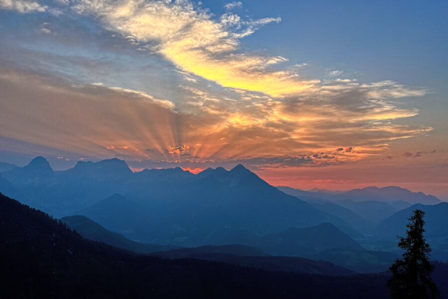 Sonnenuntergang von der Terrasse der Zellerhütte. Foto: Birgit Matzinger