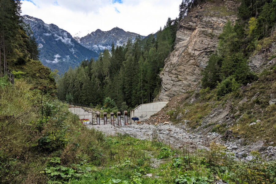 Bevor die Klamm so richtig beginnt, weist uns dieser Geschieberechen auf die Gefahr von Muren hin. Foto: Protect Our Winters Austria