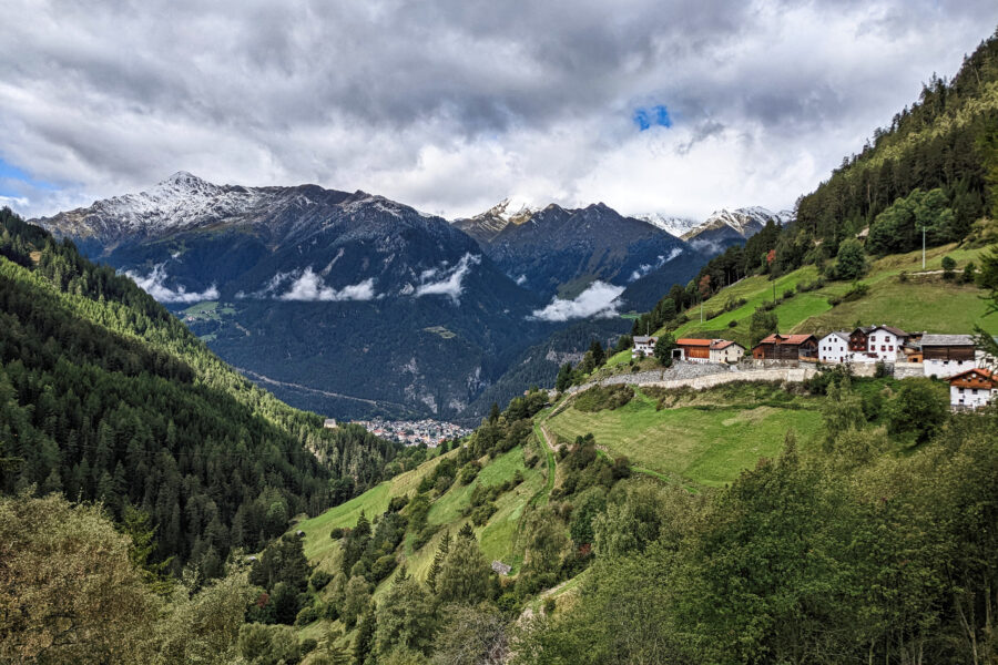 Im Abstieg hat man eine schöne Aussicht auf Pfunds. Foto: Protect Our Winters Austria