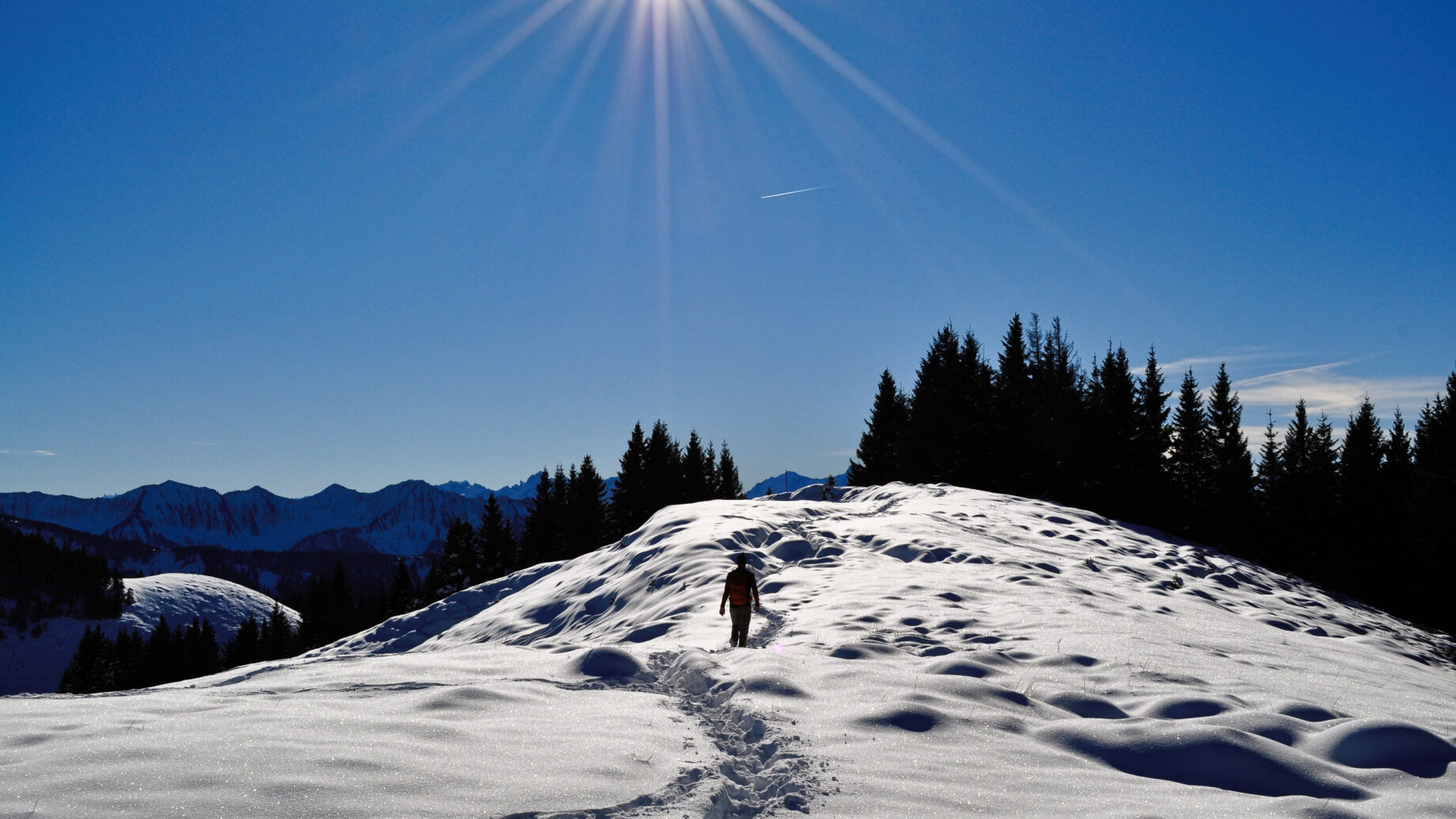 Auf dem Weg von Hoher Kugel zum First (der weiße Hügel links), im Hintergrund der Walserkamm. Foto: Norman und Lisa