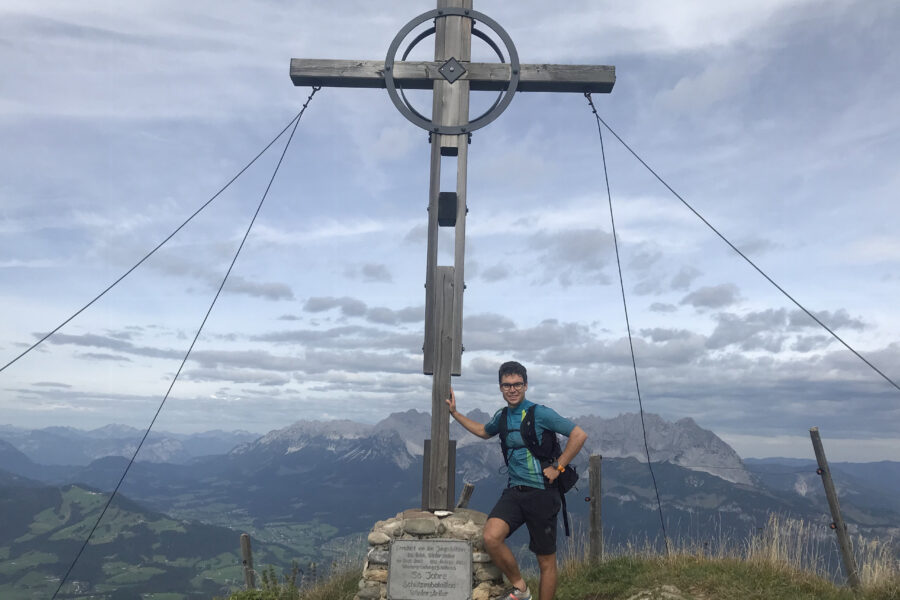 Beim Gipfelkreuz am Horn mit Wildem Kaiser im Hintergrund. Foto: David Kurz