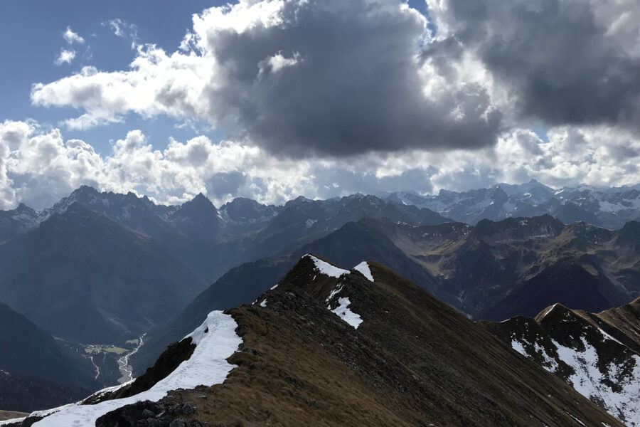 Blick von der Elmer Kreuzspitze auf die Bschlaber Kreuzspitze und Lechtaler Alpen Richtung Süden. Foto: David Kurz