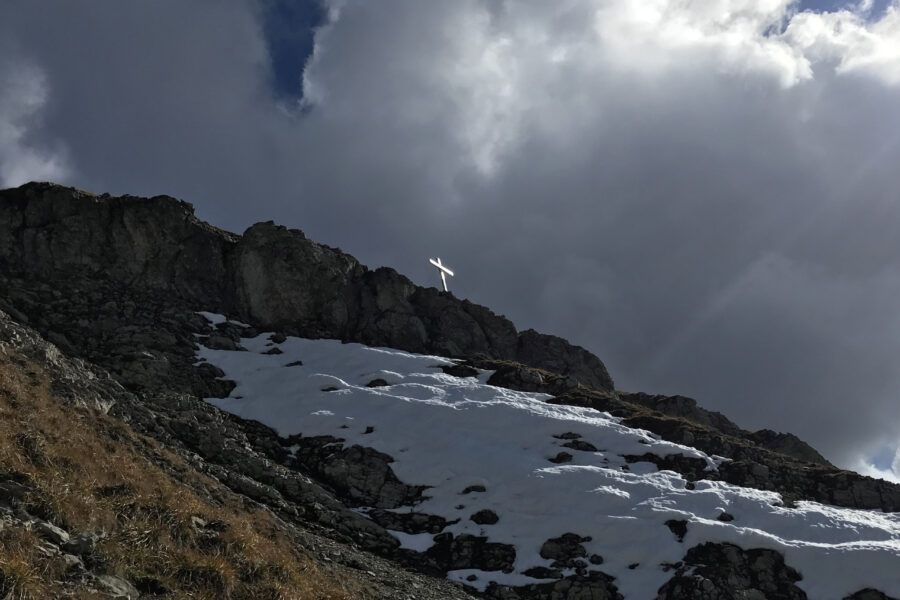 Gipfelkreuz der Elmer Kreuzspitze im Abstieg. Foto: David Kurz