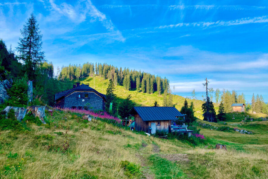 Auf der Schwarzenbergalm steht auch die Ischler Hütte. Sie steht im Bundesland Steiermark, wenige Meter von der Grenze zu OÖ entfernt! Foto: Stefan Hochhold
