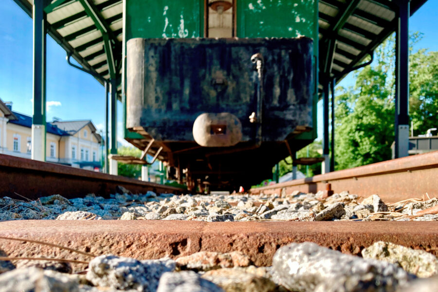 Alten Garnitur der Salzkammergutbahn am Bahnhofsvorplatz. Die Ischler Bahn fährt nicht mehr. Foto: Stefan Hochhold