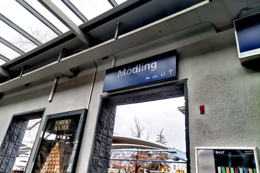 Am Bahnhof Mödling. Foto Veronika Schöll
