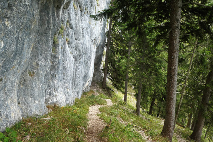 Felswand-geschützter Abstieg. Foto: Karl Plohovich