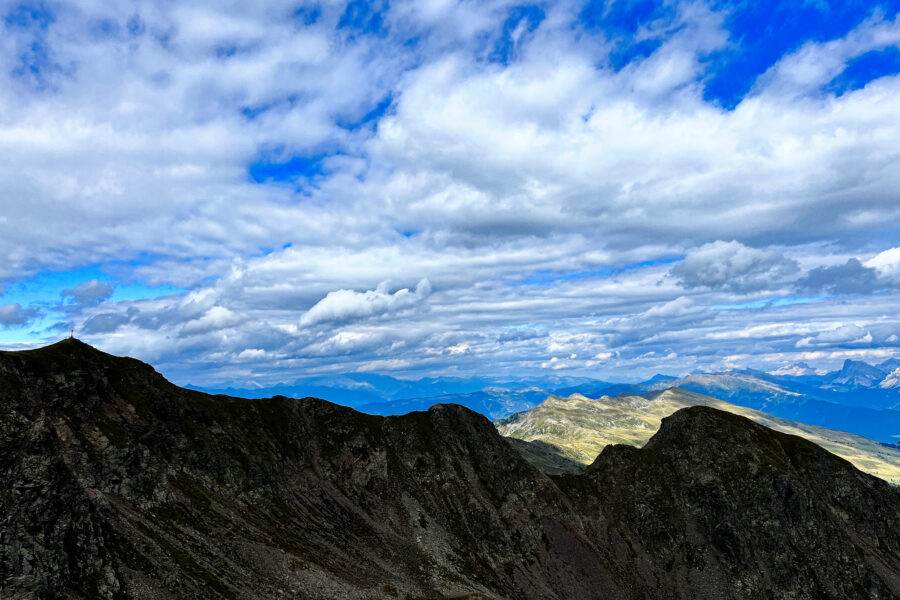Blick zurück auf die ersten zwei Gipfel des 3-Gipfelwegs. Foto: Birgit Matzinger
