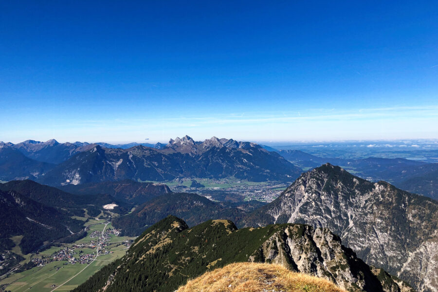 Im Vordergrund der Zingerstein, im Hintergrund Reutte und viele andere Berge. Foto: Anna Siebenbrunner, POW AT