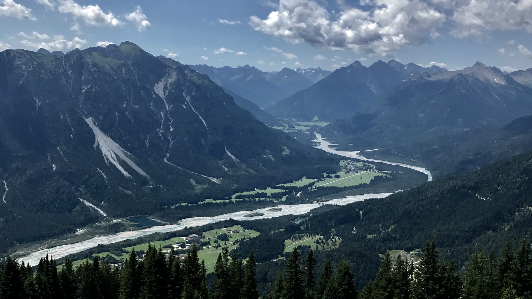 Blick von der Almwiese unterhalb des Gipfel ins Lechtal. Foto: Anna Mauritsch