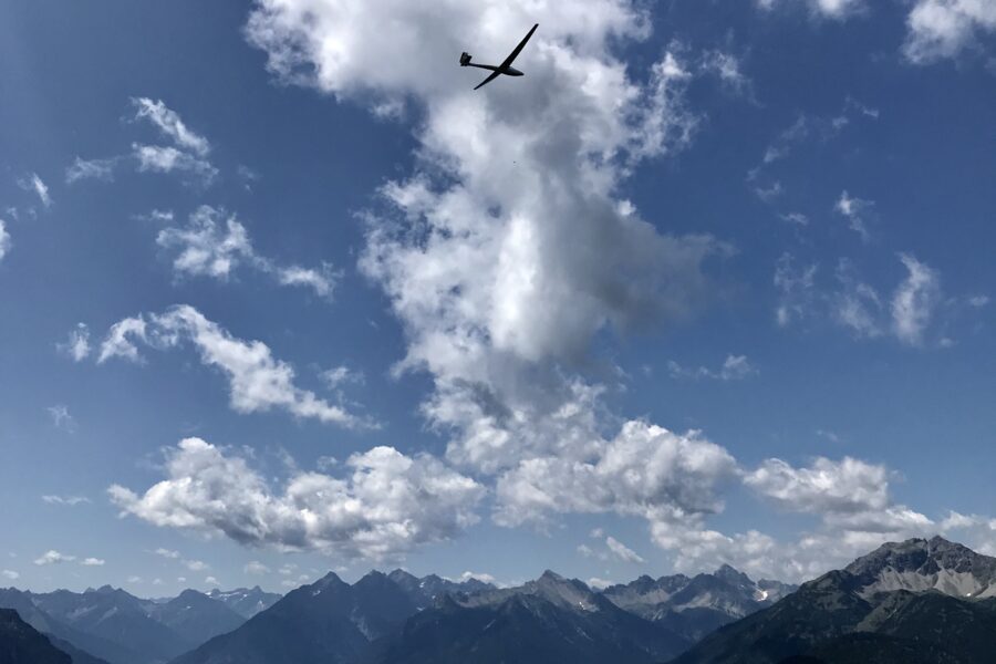 Segelflieger am Gipfel der Gaichtspitze mit Blick ins Lechtal. Foto: Anna Mauritsch