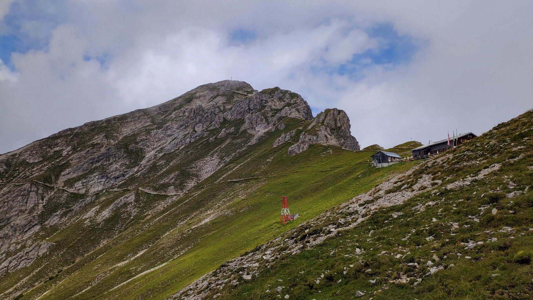 Die Nördlinger Hütte mit dem Gipfel im Hintergrund; Foto Simon Widy