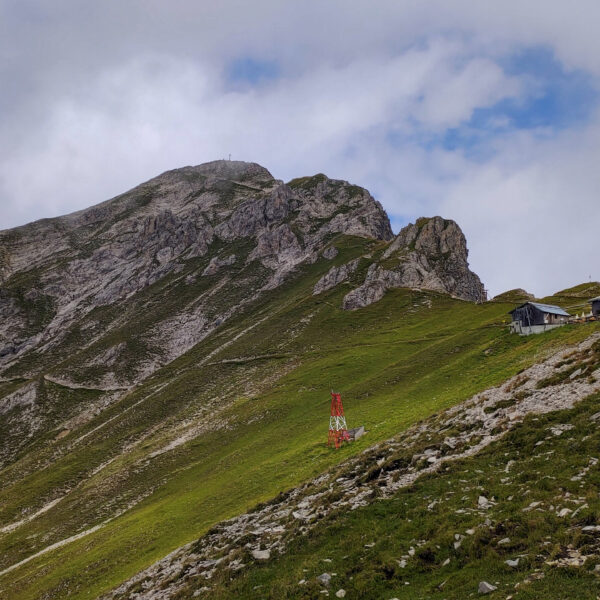 Die Nördlinger Hütte mit dem Gipfel im Hintergrund; Foto Simon Widy