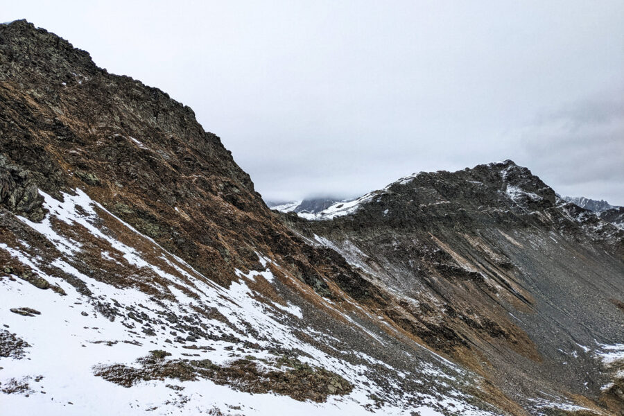 Beim Rundblick fällt uns wieder der Grat zum Vertinespleiskopf ins Auge, eine Überschreitung, die definitiv einmal gemacht werden sollte! Foto: Protect Our Winters Austria (POW AT)