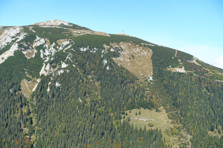 Auf dem Krummbachstein, Blick zur Zahnradbahntrasse. Foto: Alpenverein Edelweiss
