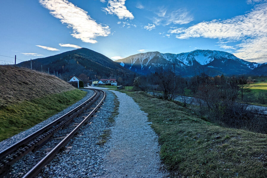Am Ortsrand von Puchberg, Rückblick zum Schneeberg. Foto: Alpenverein Edelweiss