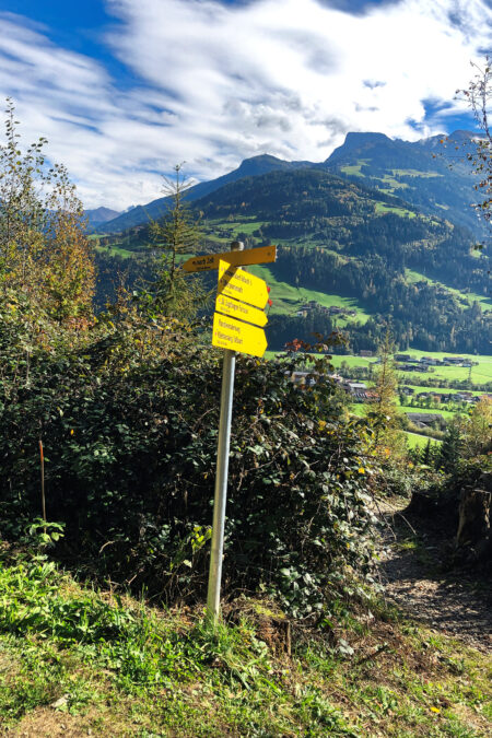 Wegweiser gibt es auf dieser Wanderung wirklich genug, sodass Verlaufen unmöglich erscheint. Foto: Anna Siebenbrunner, Protect Our Winters Austria (POW AT)