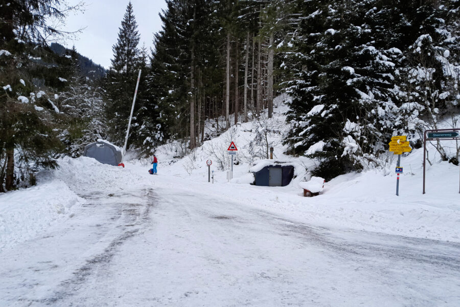 An dieser Kreuzung gehen wir geradeaus Richtung Schranken. Ab hier verbessert sich auch die Schneesituation schlagartig, weil nicht mehr geräumt wird. Foto: Protect Our Winters Austria (POW AT)