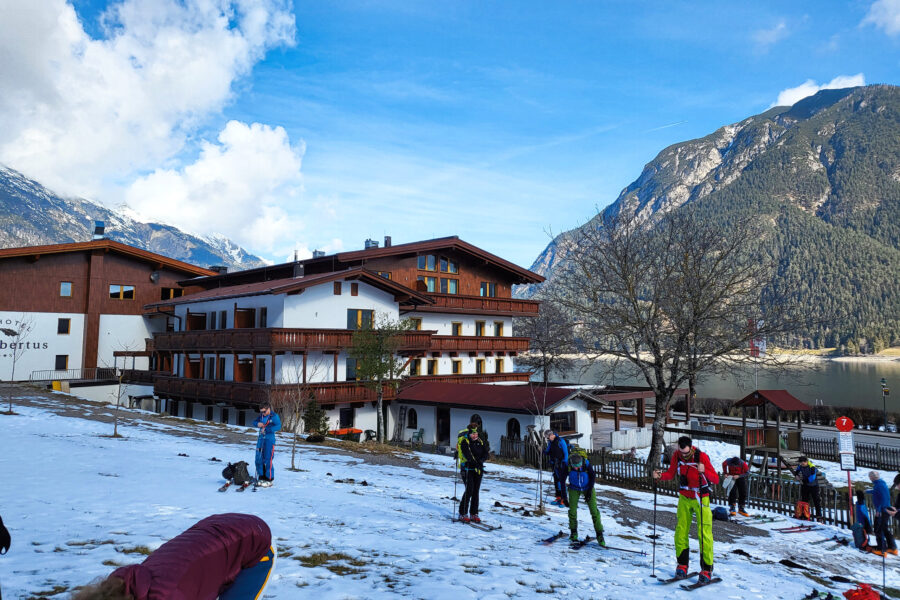 Beim Gh Hubertus starten wir unsere Skitour auf den Bärenkopf. Wir sind bei Weitem nicht die einzigen heute. Foto: Anna, Protect Our Winters Austria (POW AT)