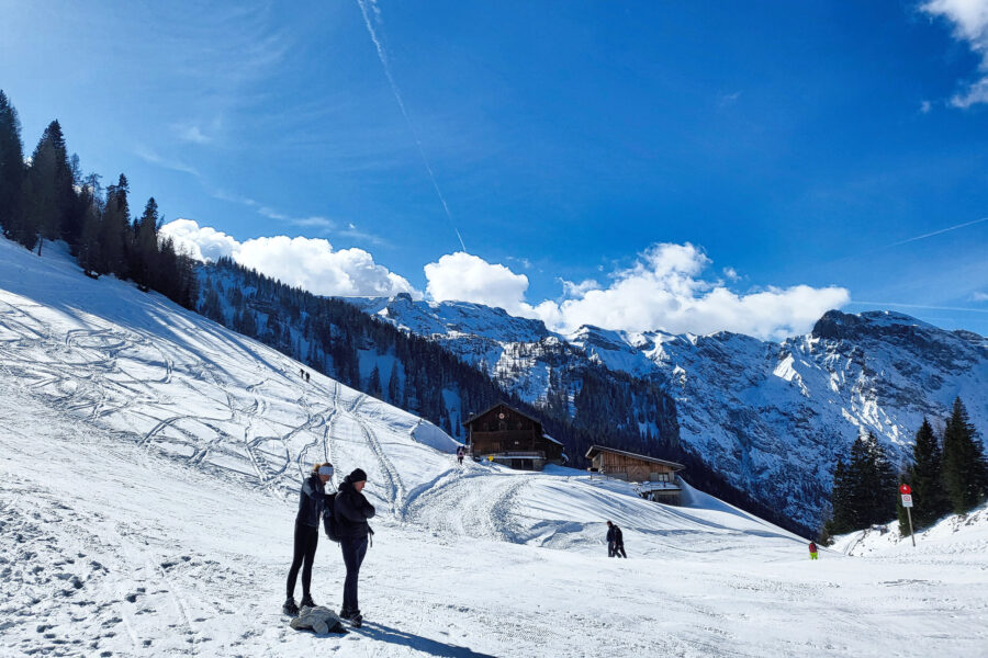 Pausenausblick auf die Bärenbadalm und die Karwendel-Ausläufer. Foto: Anna, Protect Our Winters Austria (POW AT)