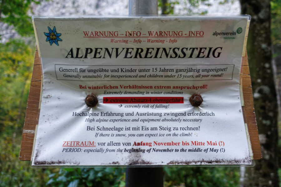 Warntafel zum Alpenvereinssteig im Zustieg. Foto: Alpenverein Edelweiss