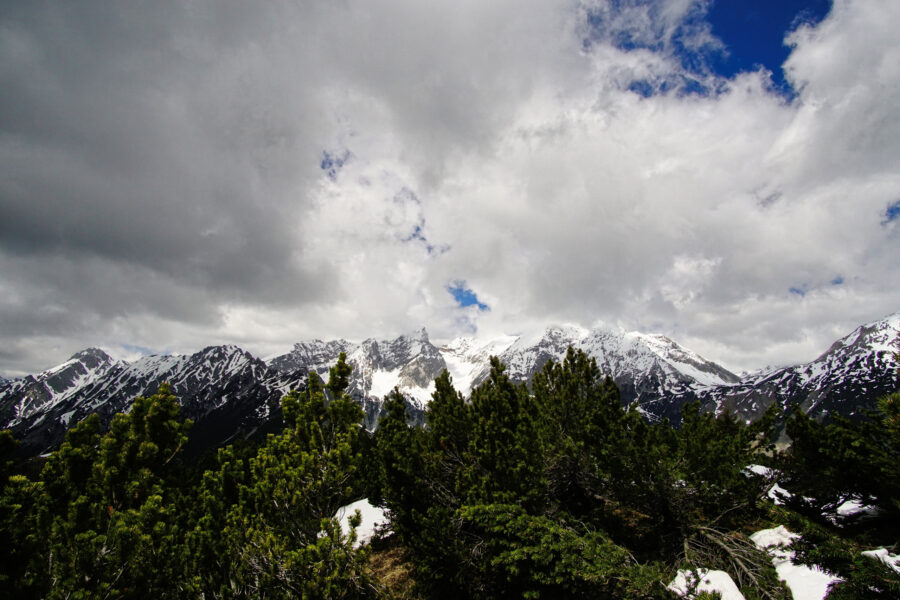 Die Gipfel des Karwendel sind noch blendend weiß. Was für ein schöner Anblick, auch wenn Wolken aufziehen! Foto: Protect Our Winters Austria (POW AT)