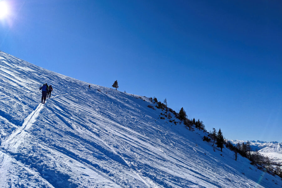 Auf den letzten Metern vor dem Gipfel sammeln wir nochmals die Kräfte.An diesem klaren Tag ist das gar nicht so schwer! Foto: Thomas Obermair, Protect Our Winters Austria (POW AT)