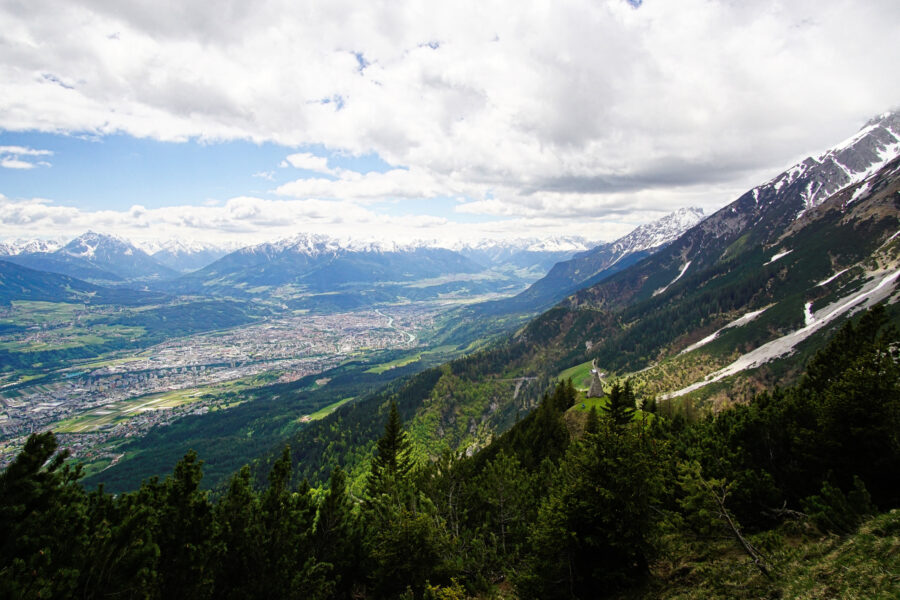 Auf der Anhöhe rechts im Bild steht das Denkmal, die Kaisersäule. Auch schon über dem Aussichtspunkt bietet sich ein herrlicher Anblick der Stadt Innsbruck! Foto: Protect Our Winters Austria (POW AT)