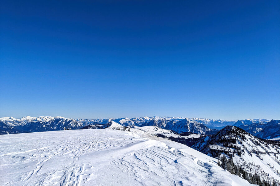 Am Gipfel belohnen wir uns kurz mit dem herrlichen Rundumblick! Hinter dem Osterhorn lässt sich das Tote Gebirge erkennen, … Foto: Thomas Obermair, Protect Our Winters Austria (POW AT)