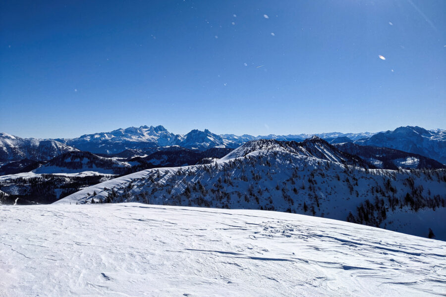 … im Süden liegt das Dachsteinmassiv, … Foto: Thomas Obermair, Protect Our Winters Austria (POW AT)