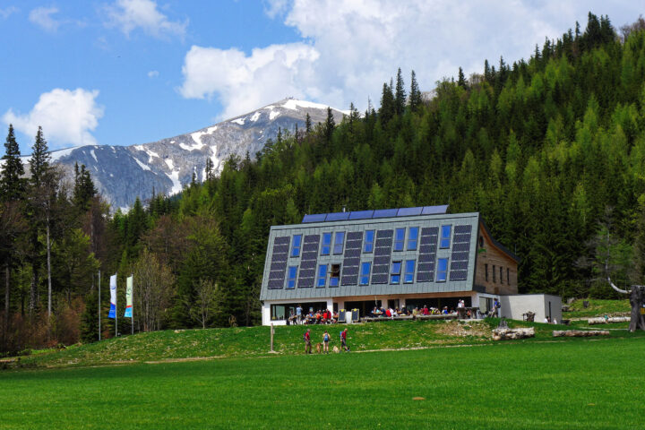 Naturfreundehaus Knofeleben, dahinter der Schneeberg. Foto: Alpenverein Edelweiss