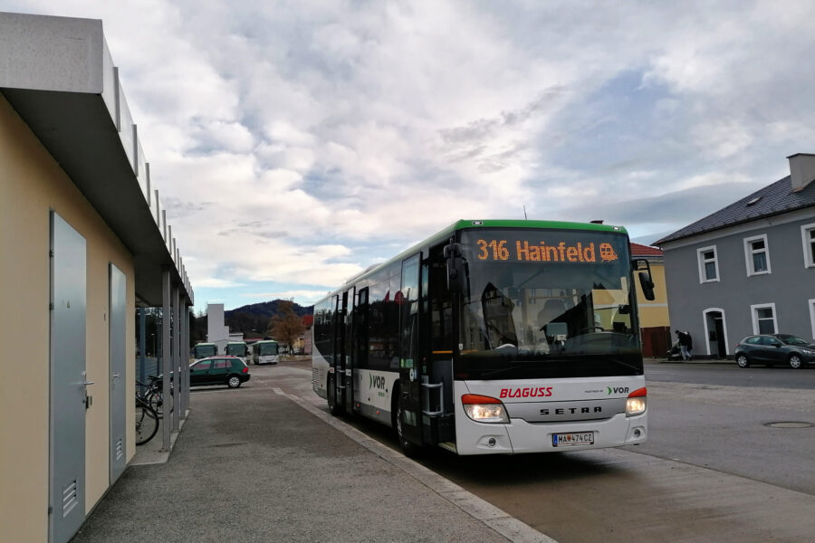 Mit Bus… Foto: Sarah Pallauf