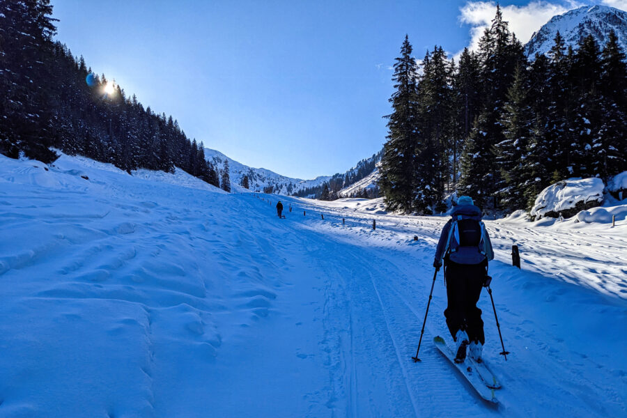 Ein Rodler begleitet unseren Weg, ein anderer kommt zu früher Stunde schon entgegen. Rodeln, DER Morgensport in Tirol? Foto: Thomas Obermair, Protect Our Winters Austria