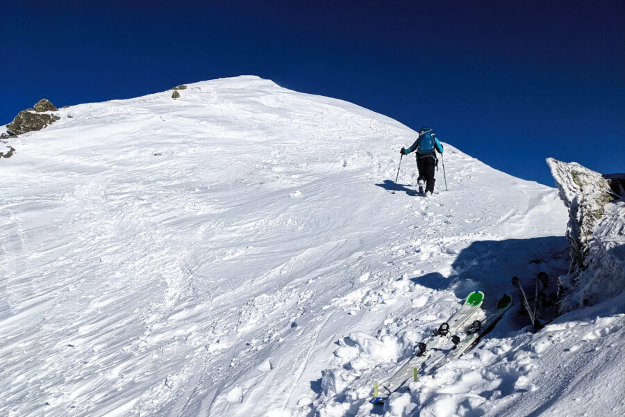Heute entscheiden wir uns dazu, die Ski schon vor dem Gipfel auszuziehen. In dem windgepressten Schnee stapft es sich immerhin gut! Foto: Thomas Obermair, Protect Our Winters Austria