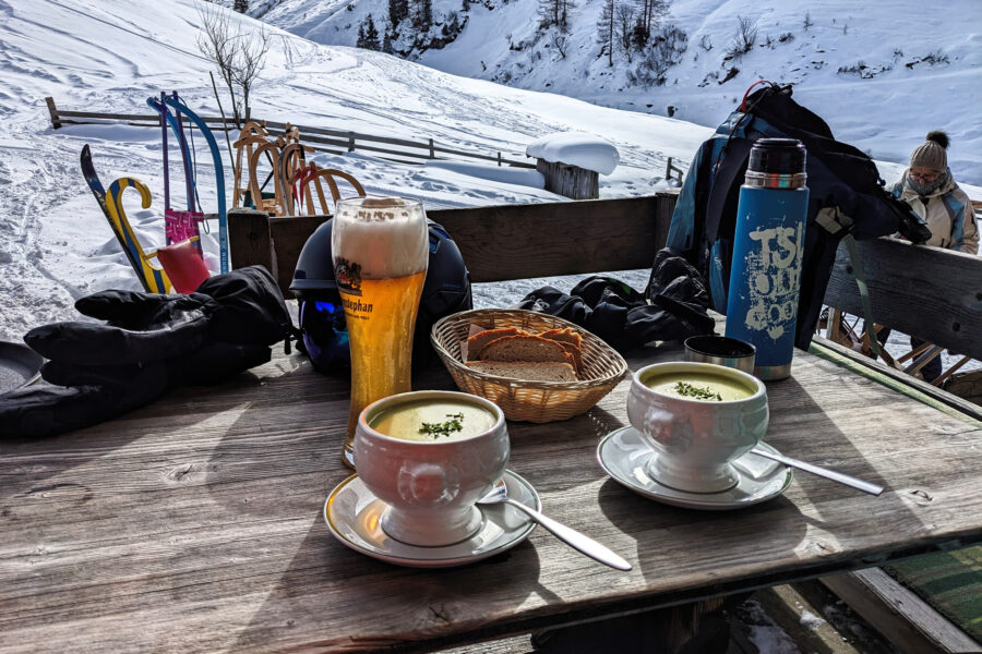 Immer einen Stopp wert: Die Jause auf der Hütte! Foto: Thomas Obermair, Protect Our Winters Austria