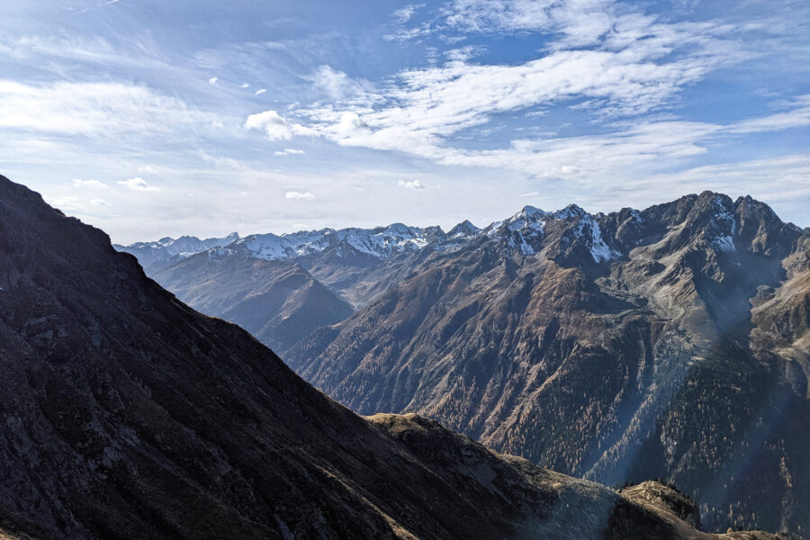 Der Gipfel erlaubt auch einen Blick weiter in die Kaunertaler Bergwelt hinein. Foto: Thomas Obermair, Protect Our Winters Austria (POW AT)