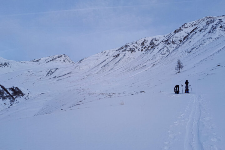 Anfangs verläuft die Route sehr flach, das Tourenziel haben wir stets im Blick 1. Foto: Björn, Anna, Protect Our Winters Austria (POW AT)