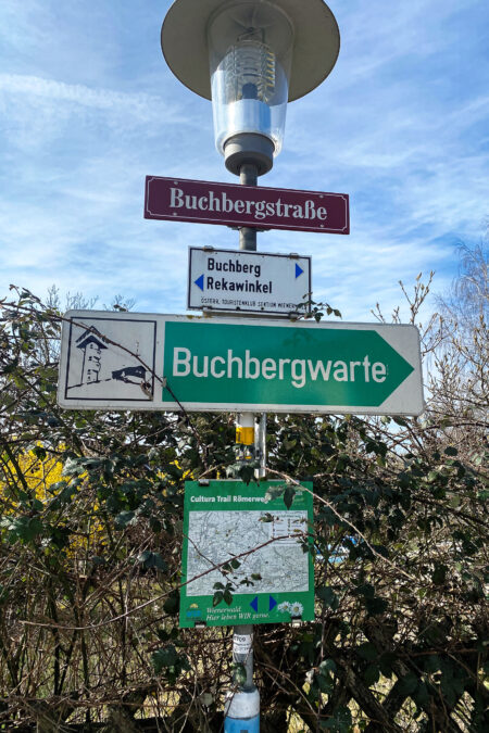 Wegweiser zum Buchberg. Foto: Elke Kellner
