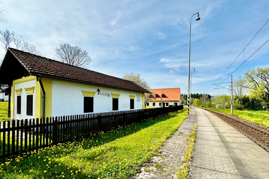 Das Ende der Wanderung ist zugleich der Startpunkt für die Heimreise: Bahnhof Bujanov mit Pferdeeisenbahnmuseum. Foto: Stefan Hochhold