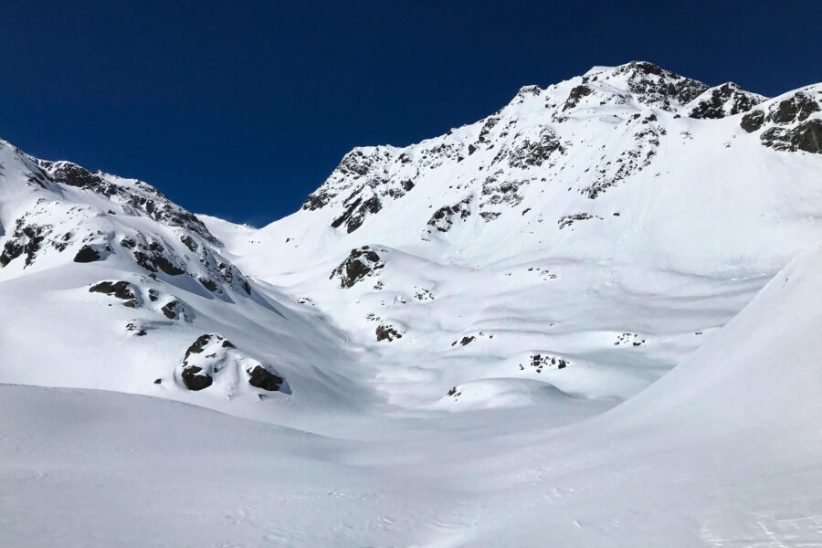 Alpine Karlandschaft, in der Senke befindet sich der tief eingeschneite Furglersee, hinten erkennt man bereits das Furglerjoch. Foto: Simon Widy