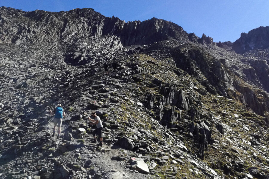 Letzter Aufschwung vor dem Gipfel über große Steinplatten aus Gneis. Foto: Norman und Lisa