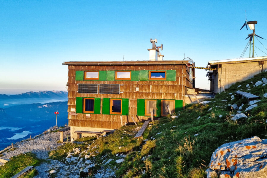 Preschern Hütte / Prešernova koča na Stolu im Sonnenaufgang. Foto: Martin Heppner