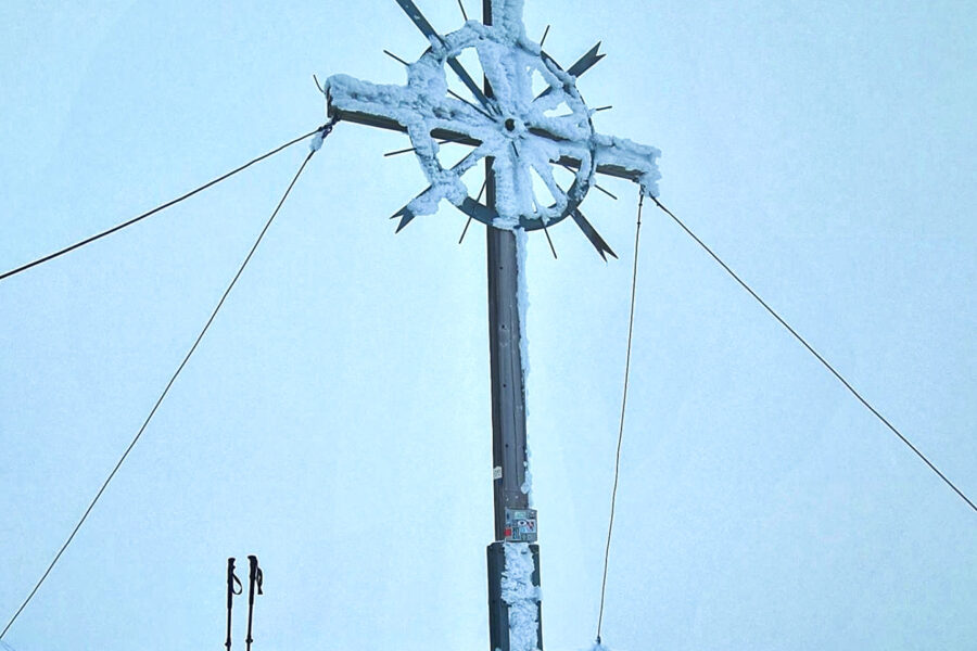 Das Gipfelkreuz des heutigen Tagesziels. Foto: Felix Berg