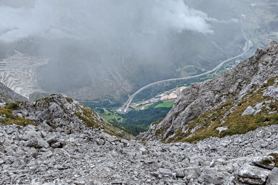 1200 Höhenmeter über einer der wichtigsten Verkehrsrouten zwischen Oberösterreich und der Steiermark: Tiefblick auf das Bosruck-Tunnelportal. Foto: Simon Widy
