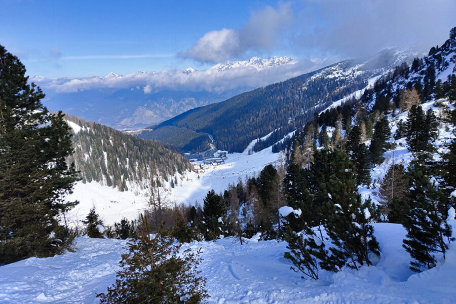 Rückblick aufs Skigebiet Axamer Lizum mit überfülltem Parkplatz. Foto: Simon Widy